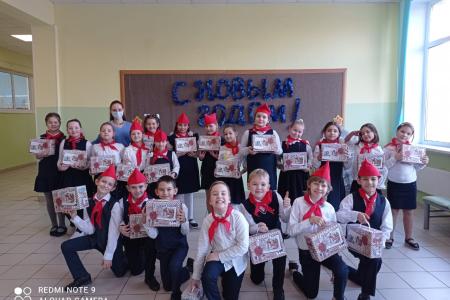Комсомольцы Москвы поздравили столичных пионеров с наступающим Новым годом
