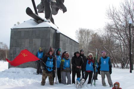 Комсомольск-на-Амуре. Красное знамя в руках трудового народа!