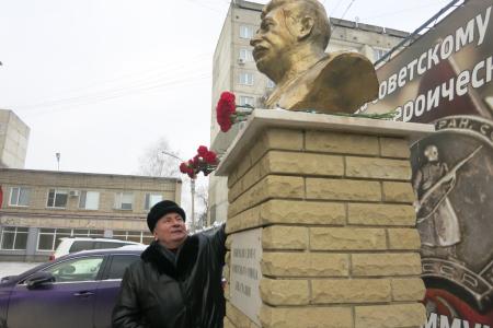 Навеки любим народом! Тамбовские коммунисты возложили цветы к бюсту вождя СССР
