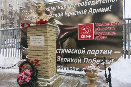 Навеки любим народом! Тамбовские коммунисты возложили цветы к бюсту вождя СССР