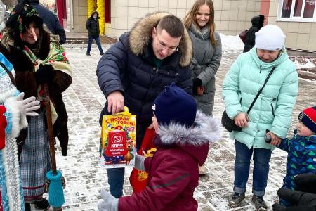 Московская область. Подмосковные коммунисты дарят радость детям в канун Нового года