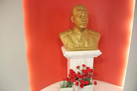 Ярославская область. Красные гвоздики товарищу Сталину