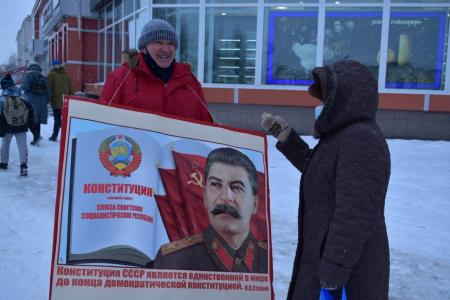 Магаданские коммунисты провели пикеты в честь Дня сталинской Конституции