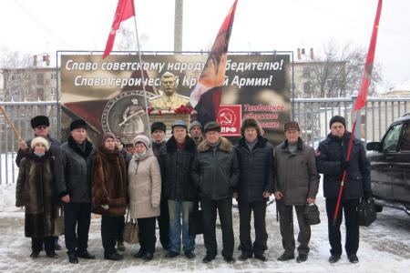 Навеки любим народом! Тамбовские коммунисты возложили цветы к бюсту вождя СССР