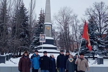 Навеки любим народом! Тамбовские коммунисты возложили цветы к бюсту вождя СССР