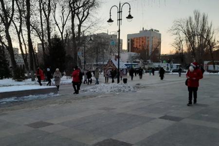 Саратовские коммунисты и комсомольцы поздравили горожан с наступающими новогодними праздниками