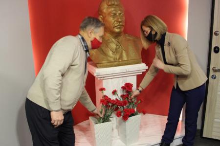 Ярославская область. Красные гвоздики товарищу Сталину