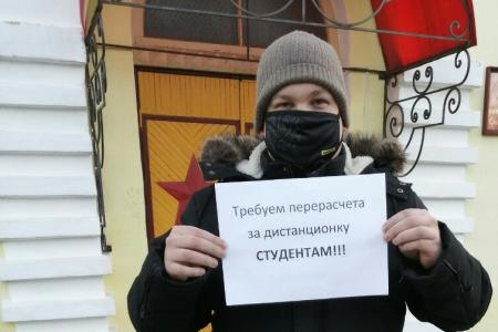 На  Валдае и в Сольцах Новгородской области прошли одиночные пикеты под лозунгами "Дети должны учиться в школе, а не на кухне"