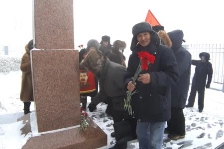 Коммунисты Якутии возложили цветы к памятникам И.В. Сталина