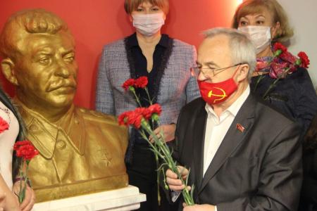 Ярославская область. Красные гвоздики товарищу Сталину