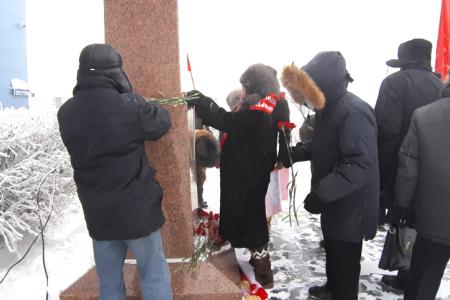 Коммунисты Якутии возложили цветы к памятникам И.В. Сталина