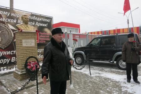 Навеки любим народом! Тамбовские коммунисты возложили цветы к бюсту вождя СССР