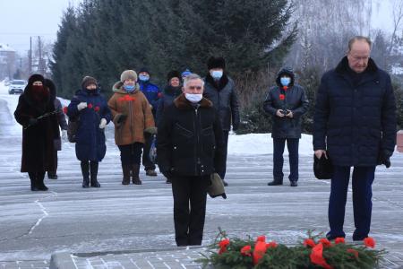 В Омске в Старом Кировске прошло традиционное возложение венков и цветов к памятнику павшим участникам Куломзинского восстания