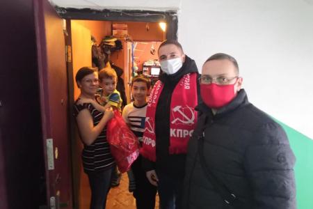 Московская область. Подмосковные коммунисты дарят радость детям в канун Нового года