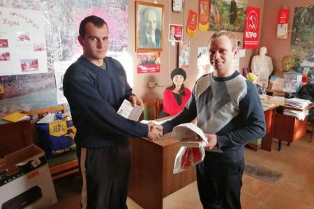 Саратовские коммунисты и комсомольцы поздравили горожан с наступающими новогодними праздниками