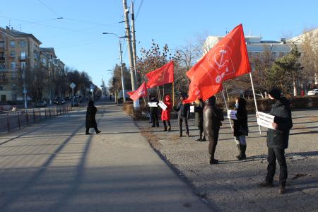 Сталинградские коммунисты провели пикет против закона о дистанционном образовании