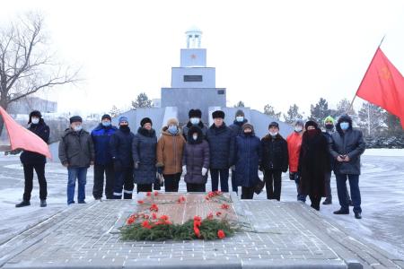 В Омске в Старом Кировске прошло традиционное возложение венков и цветов к памятнику павшим участникам Куломзинского восстания