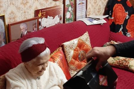 Московская область. Жительницы Подольска поблагодарили депутата-коммуниста А.А. Наумова за заботу о них