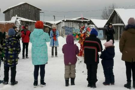 Новгородская область. Комсомольцы и пионеры из деревни Трубичино организовали новогодний утренник для детворы