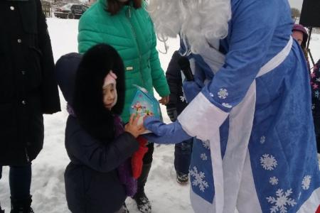 Новгородская область. Комсомольцы и пионеры из деревни Трубичино организовали новогодний утренник для детворы