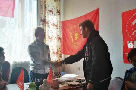 Саратовские коммунисты и комсомольцы поздравили горожан с наступающими новогодними праздниками