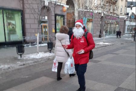 Саратовские коммунисты и комсомольцы поздравили горожан с наступающими новогодними праздниками