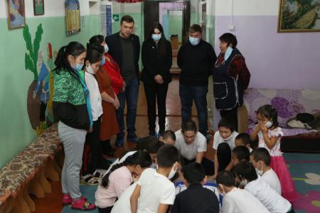 Тыва. Коммунисты устроили праздник для детей приюта «Усть-Элегест»