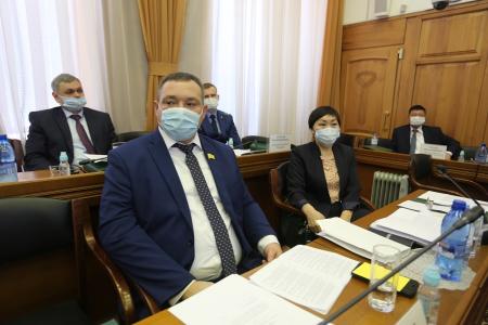 Глава фракции КРО КПРФ в Народном Хурале проинспектировал принадлежащий Республике Калмыкия племзавод