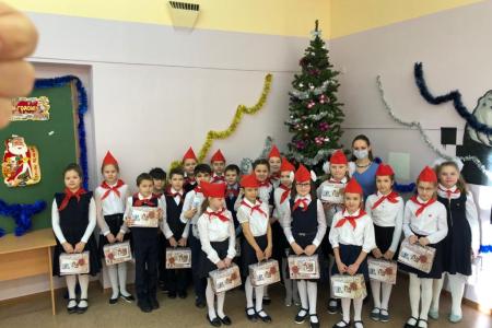 Комсомольцы Москвы поздравили столичных пионеров с наступающим Новым годом