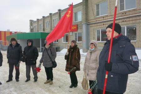 Навеки любим народом! Тамбовские коммунисты возложили цветы к бюсту вождя СССР