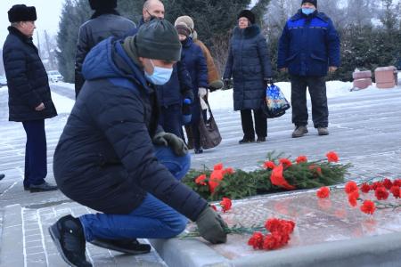 В Омске в Старом Кировске прошло традиционное возложение венков и цветов к памятнику павшим участникам Куломзинского восстания