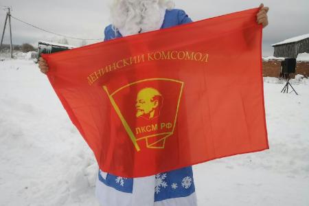 Новгородская область. Комсомольцы и пионеры из деревни Трубичино организовали новогодний утренник для детворы