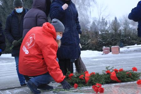 В Омске в Старом Кировске прошло традиционное возложение венков и цветов к памятнику павшим участникам Куломзинского восстания