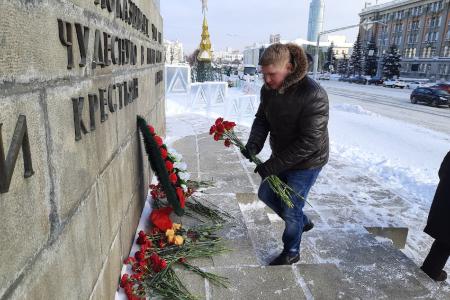 Свердловская область. Уральцы возложили цветы к памятнику В.И.Ленину