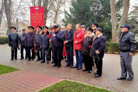 Севастопольские коммунисты и комсомольцы возложили цветы к стеле города-героя Ленинграда в честь окончательного снятия блокад