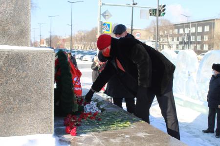 «Ленин — жил, Ленин — жив, Ленин — будет жить!». Коммунисты Амурской области почтили память вождя мирового пролетариата