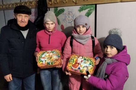 Нижегородская область. Активисты КПРФ и женской организации «Надежда России» при поддержке депутата Владимира Блоцкого подарили две тысячи подарков детям