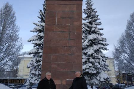 Кировские коммунисты возложили цветы к памятникам В.И. Ленину