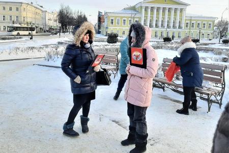 В Костроме активистки ВЖС «Надежда России» провели сбор подписей против памятника коленопреклоненному перед царем Ивану Сусанину