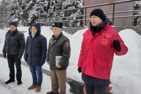 В день памяти В.И. Ленина коммунисты Чувашии возложили цветы к памятникам основателю Советского государства