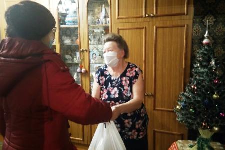 Ярославские коммунисты вручили продуктовые наборы нуждающимся семьям