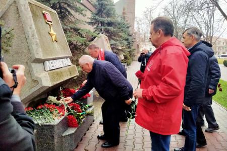 Севастопольские коммунисты и комсомольцы возложили цветы к стеле города-героя Ленинграда в честь окончательного снятия блокад