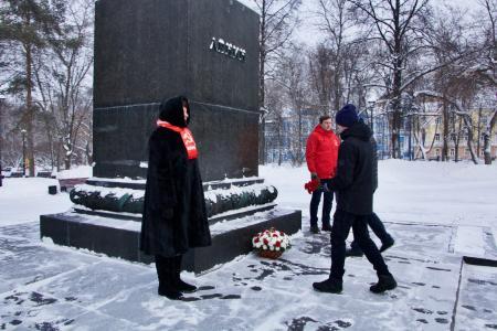 Возложение цветов к памятнику Ленину в Перми