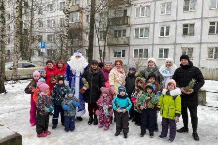 Ленинградская область. Дед Мороз и Снегурочка из КПРФ поздравили детвору с праздником