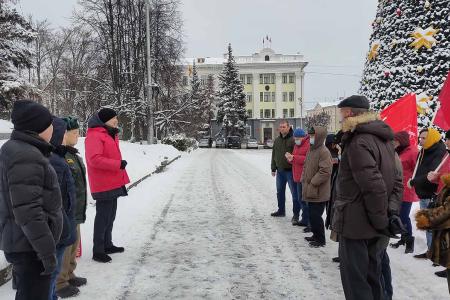 В день памяти В.И. Ленина коммунисты Чувашии возложили цветы к памятникам основателю Советского государства