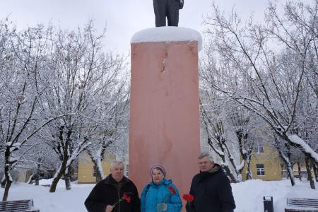 Кировские коммунисты возложили цветы к памятникам В.И. Ленину