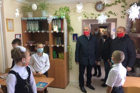 Краснодарский край. Коммунист-депутат Госдумы Н.И. Осадчий вручил подарки специальным школам в Тбилисском и Кавказском районах