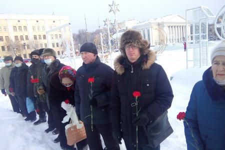 Кировские коммунисты возложили цветы к памятникам В.И. Ленину