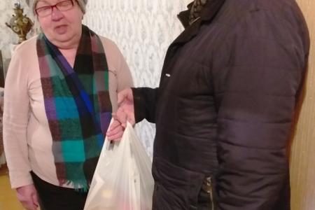 Ярославские коммунисты вручили продуктовые наборы нуждающимся семьям