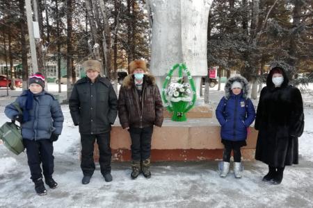 «Ленин — жил, Ленин — жив, Ленин — будет жить!». Коммунисты Амурской области почтили память вождя мирового пролетариата